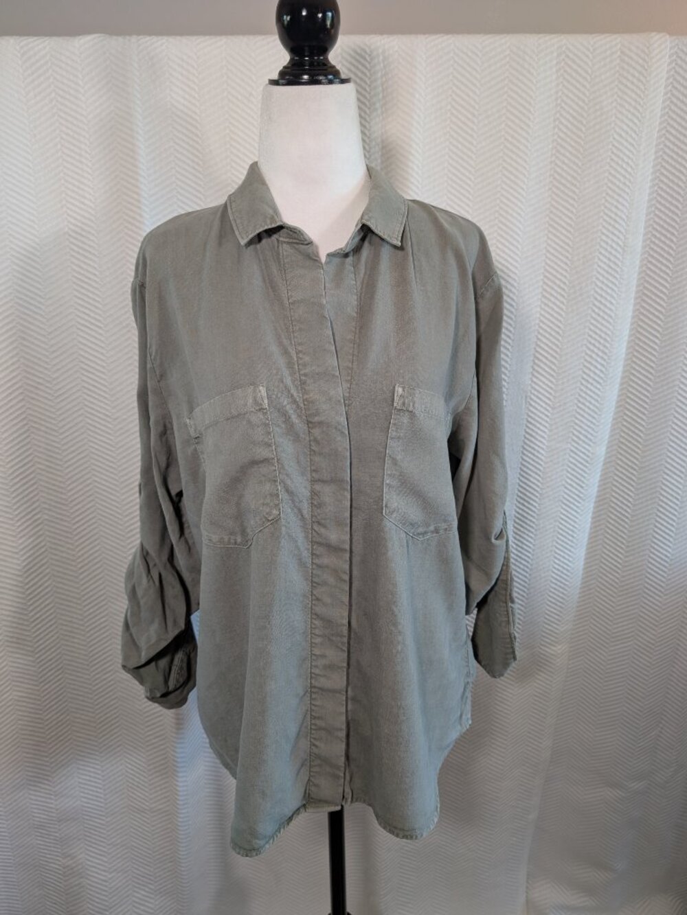 Anthropologie Cloth & Stone Split Back Button Down Shirt Medium Minimalist